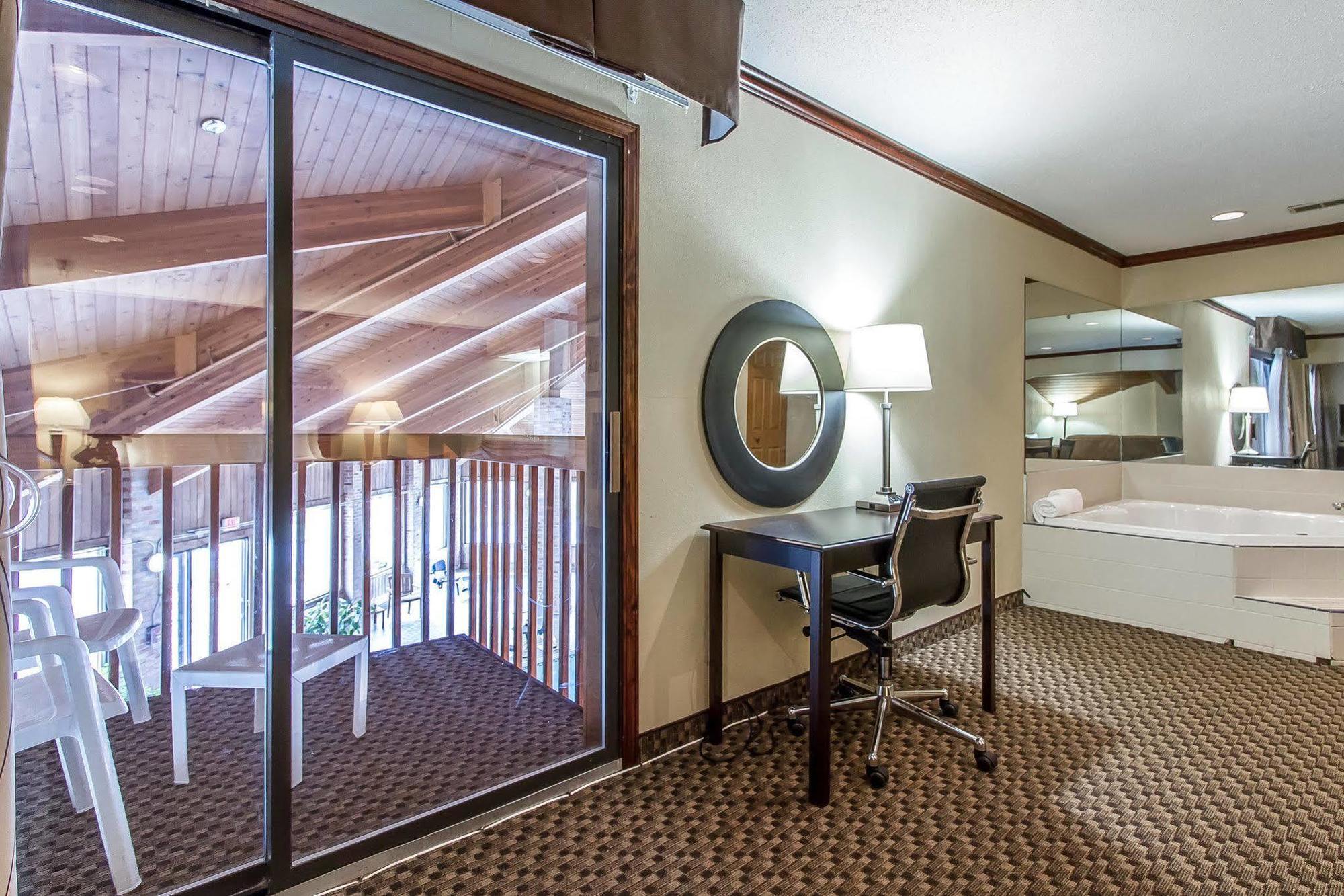 Quality Inn Macomb Near University Area Экстерьер фото